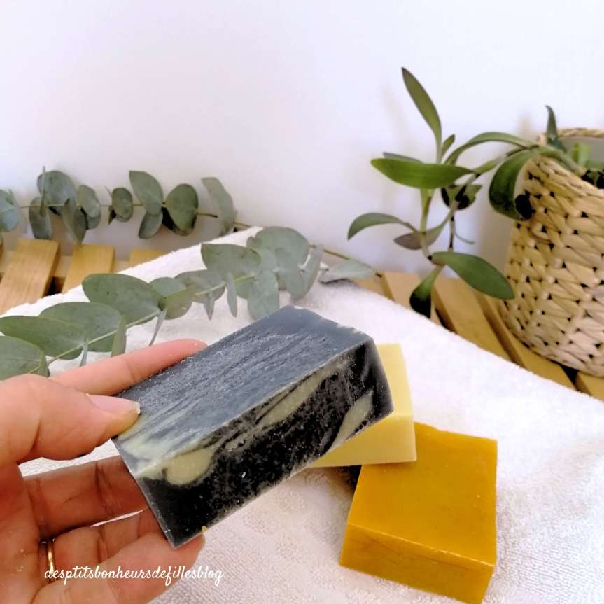 Savon visage au charbon peaux mixtes a grasses naturel