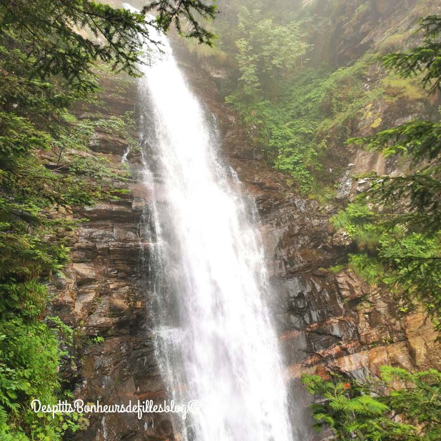 magnifique cascade d enfer pyrenees occitanie