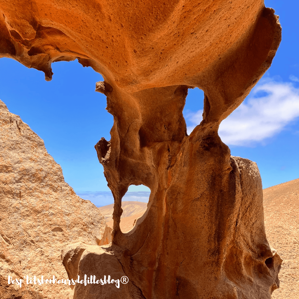 vue captivante de arco de las penitas fuerteventura