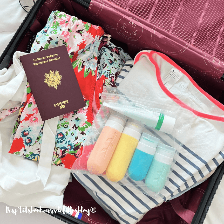 cosmétiques dans un sac de voyage pour respecter les réglementations aériennes