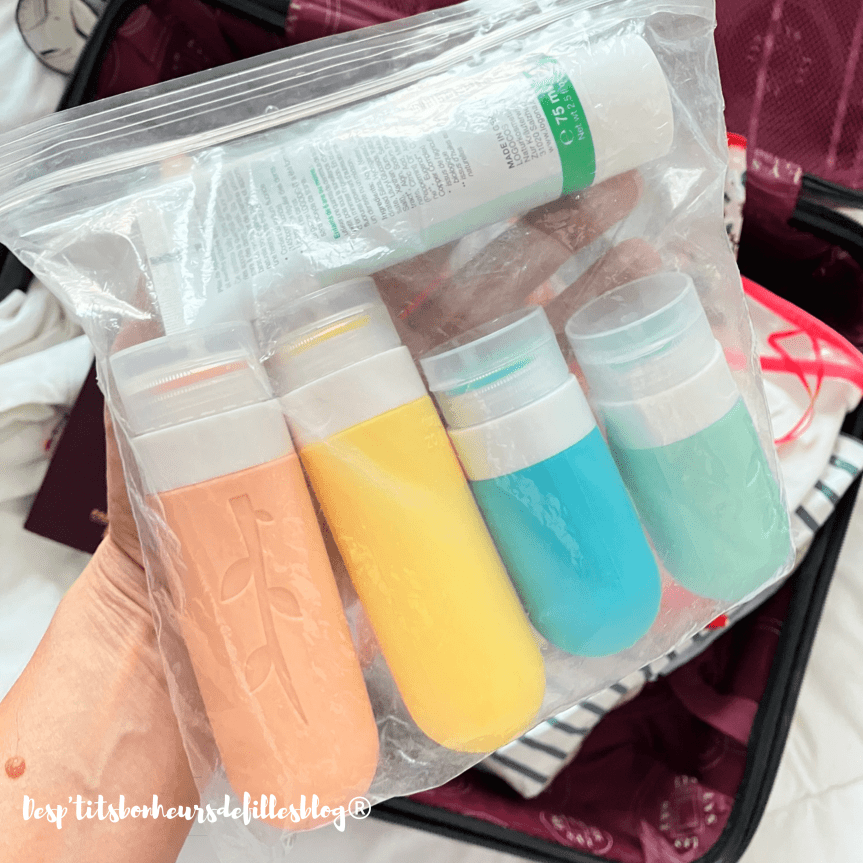 Sac transparent avec produits liquides conformes aux règles de sécurité aérienne