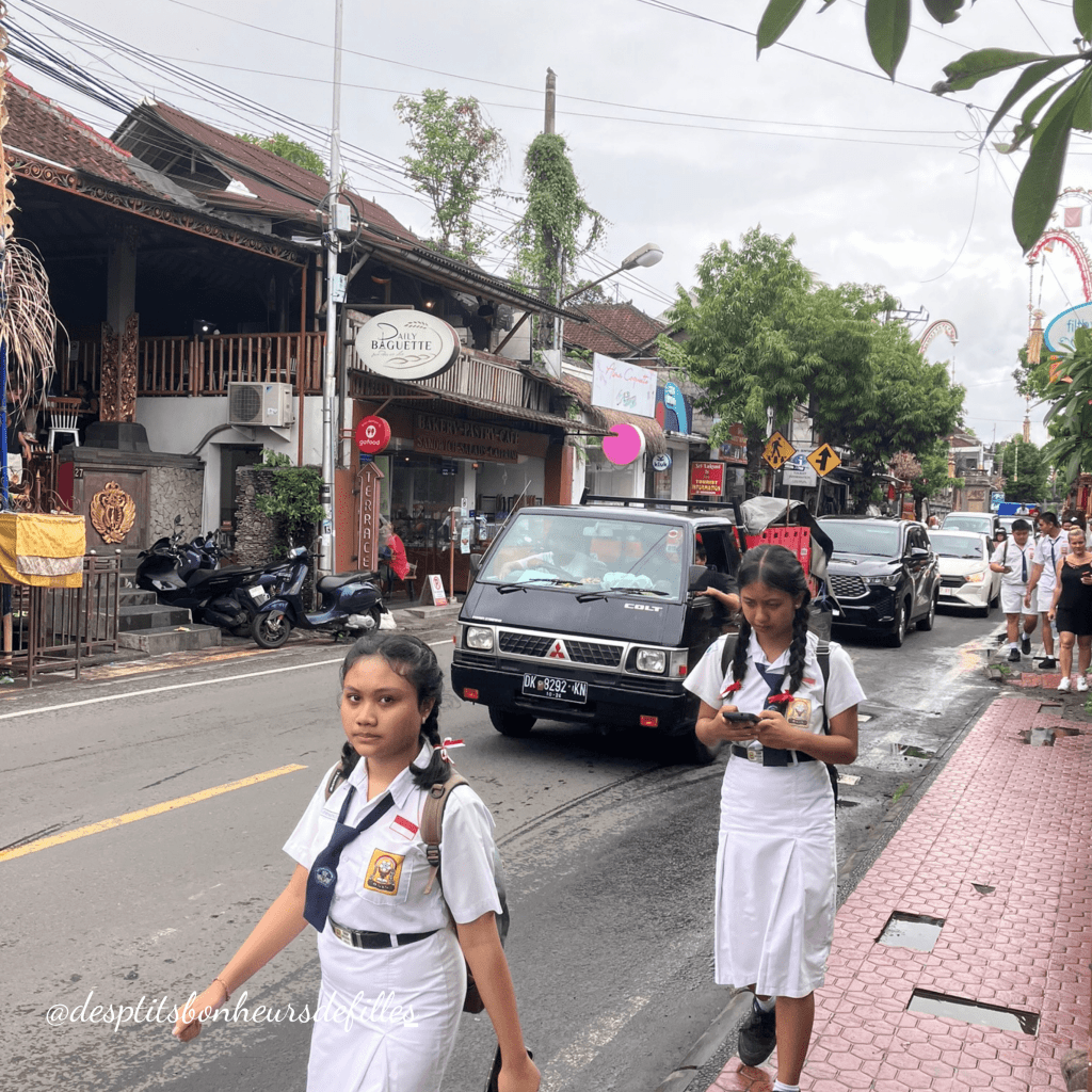 ubud centre ville et les ecoliers