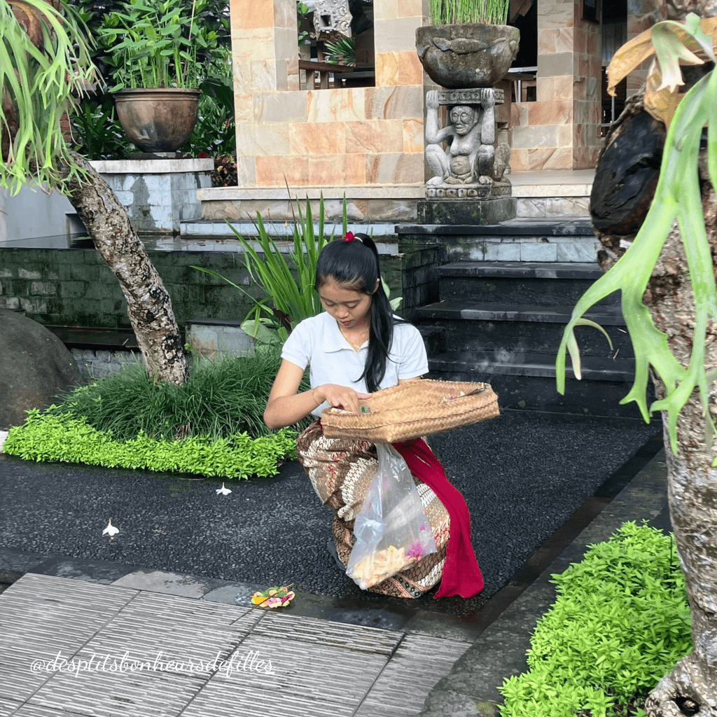 Balinaise effectuant une offrande florale lors d'une cérémonie traditionnelle à Bali
