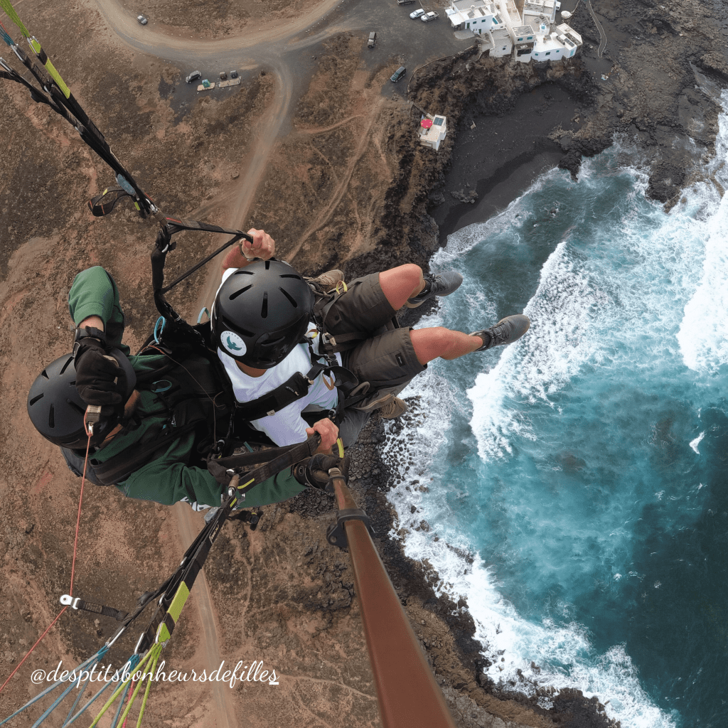vol en parapente au-dessus des falaises de Risco de Famara