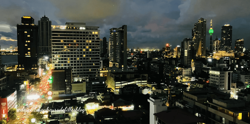 Vue panoramique de Colombo Sri Lanka de nuit  avec des gratte-ciel illuminés 