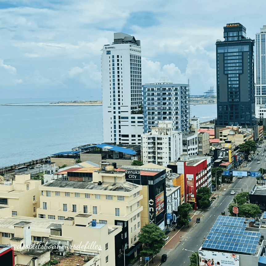 Vue panoramique sur la ville de Colombo, Sri Lanka, avec des bâtiments modernes et le bord de mer visible à l'arrière-plan.