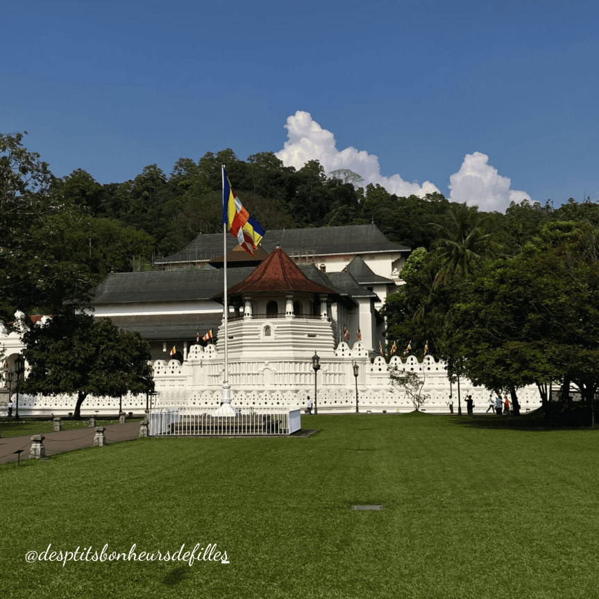 Vue du Temple de la Dent de Kandy, Le plus célèbre temple bouddhiste du Sri Lanka.
