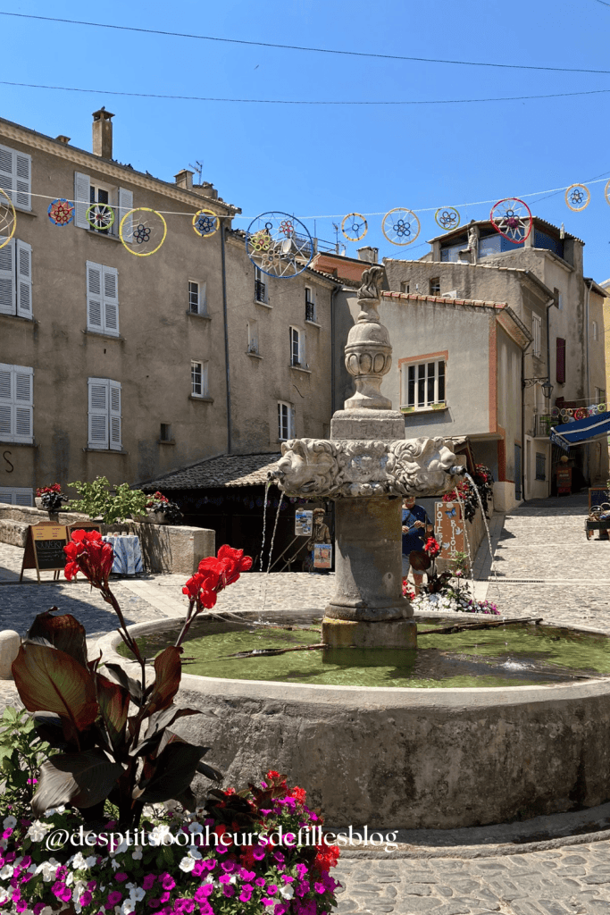 Joli village provençal avec une fontaine