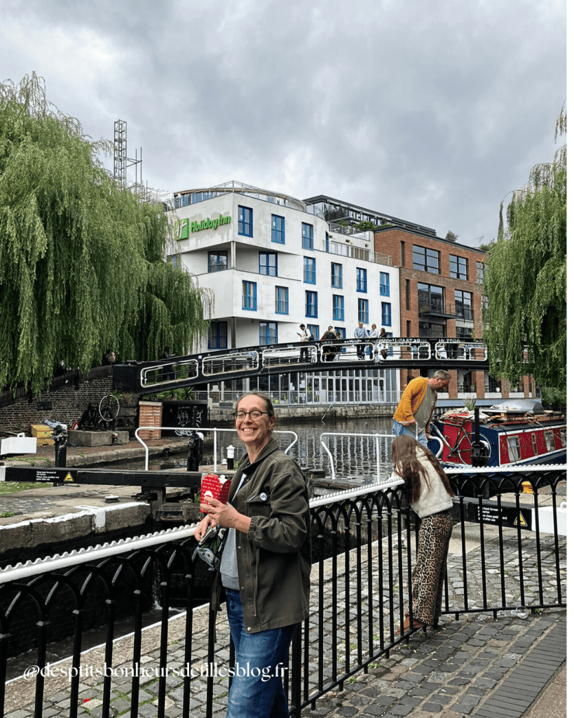 Canal de Camden Lock à Londres, atmosphère animée et street food typique