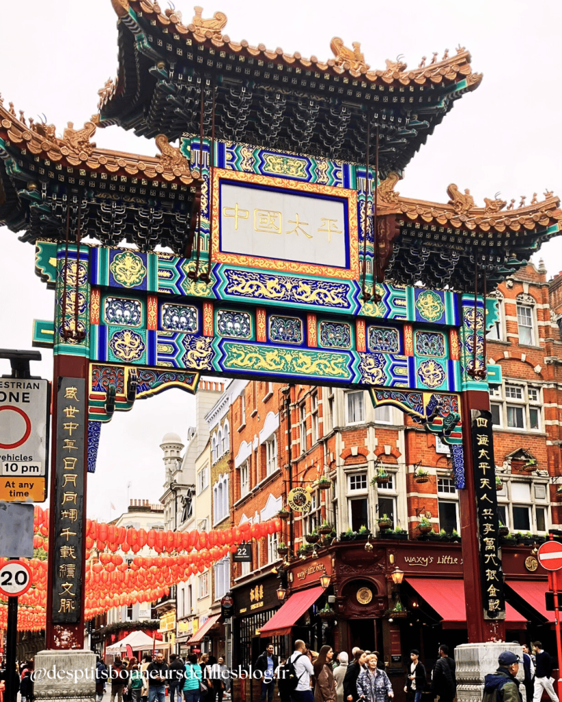 Grande porte dans le quartier de Chinatown à Londres