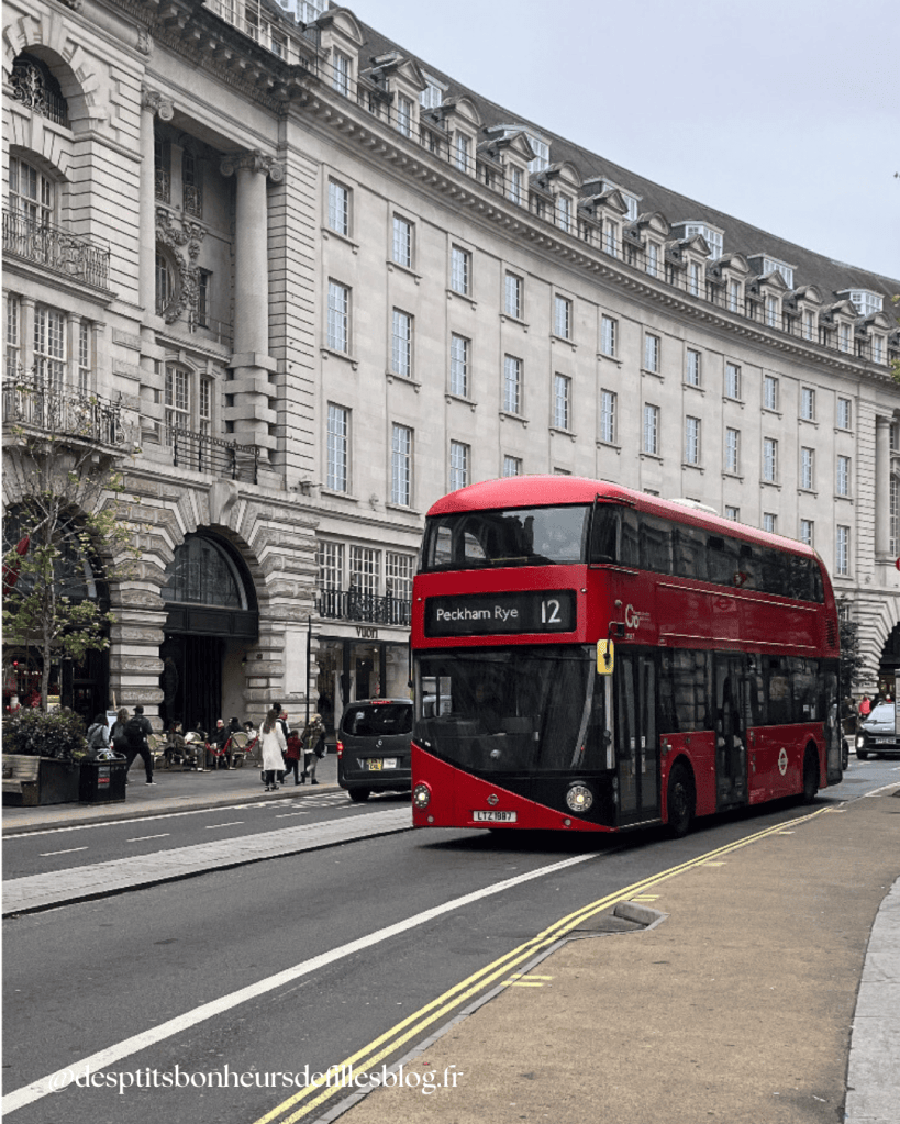 Regent street à Londres avec bus rouge