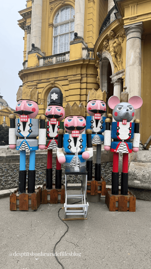 L'opéra de Zagreb décoré à noel avec casse noisette