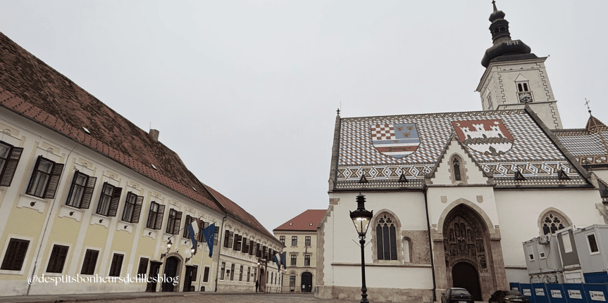 Jolie église à Zagreb avec le toit en ardoises colorées 