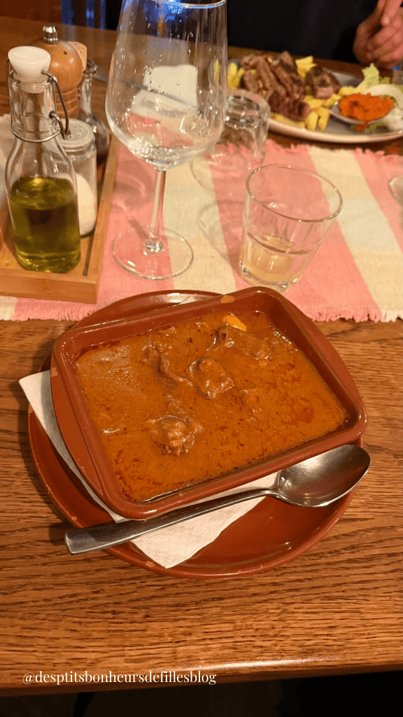 Goulash croate servi dans un restaurant traditionnel de Zagreb