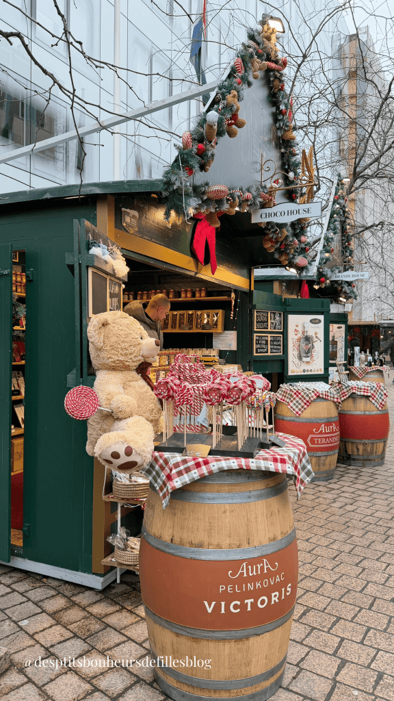 Joli stand sur le marché de Noel de Zagreb en Croatie