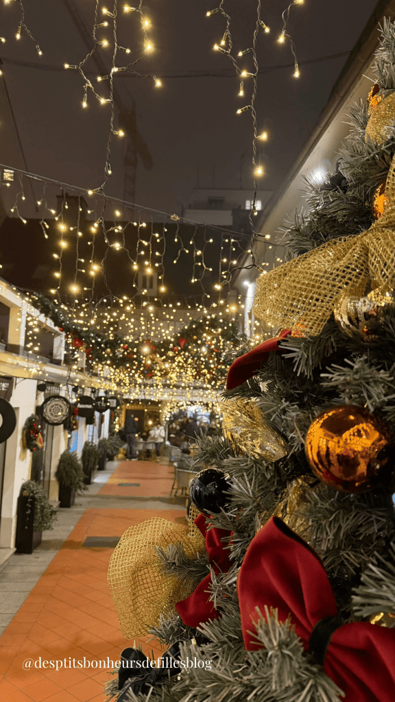 Rue illuminée à Zagreb le soir