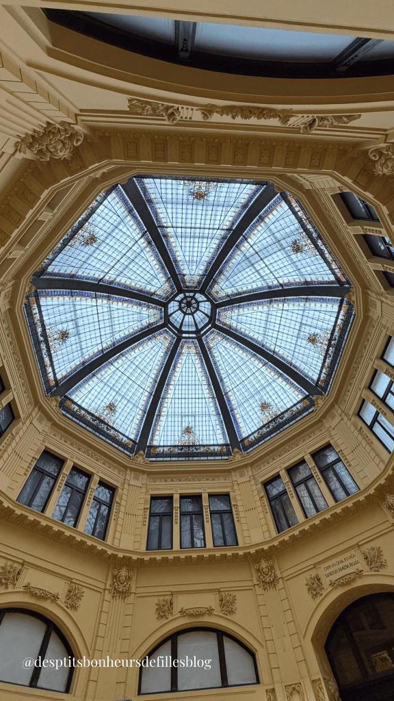 oktogon de Zagreb décoré pour les fêtes, passage couvert emblématique